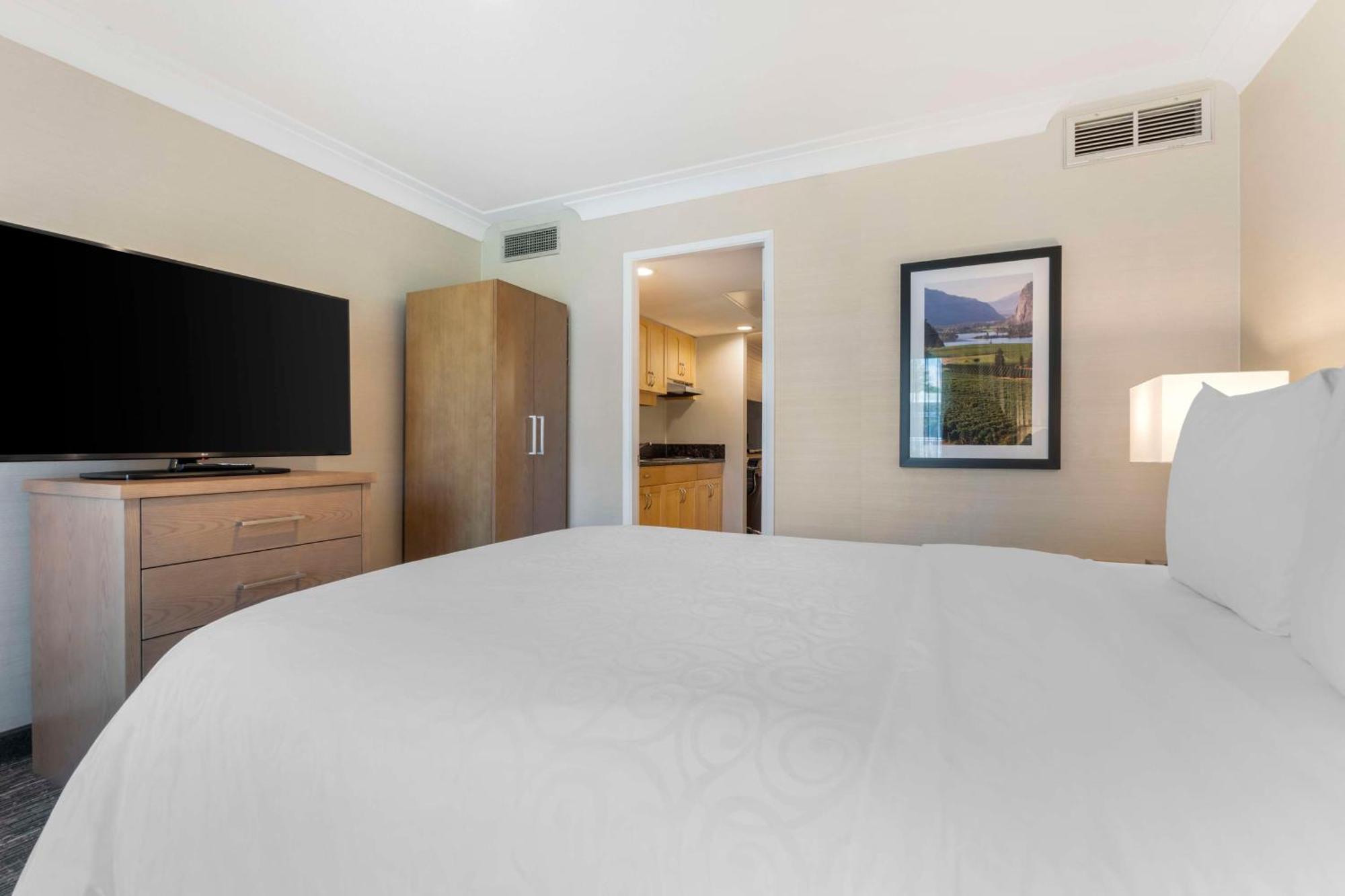 Best Western Plus Kelowna Hotel & Suites Eksteriør billede
