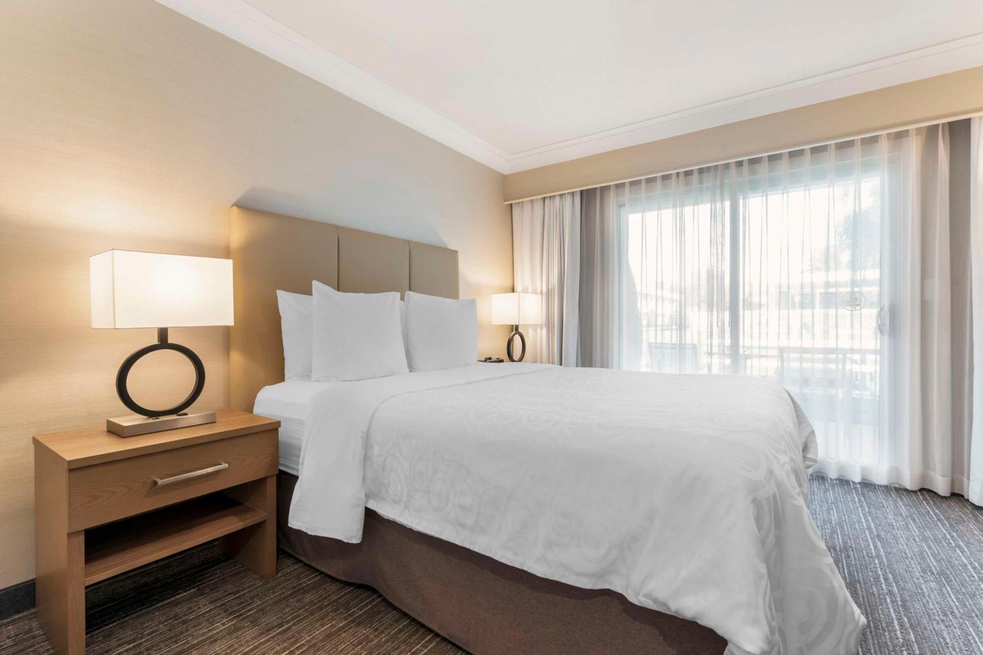 Best Western Plus Kelowna Hotel & Suites Eksteriør billede