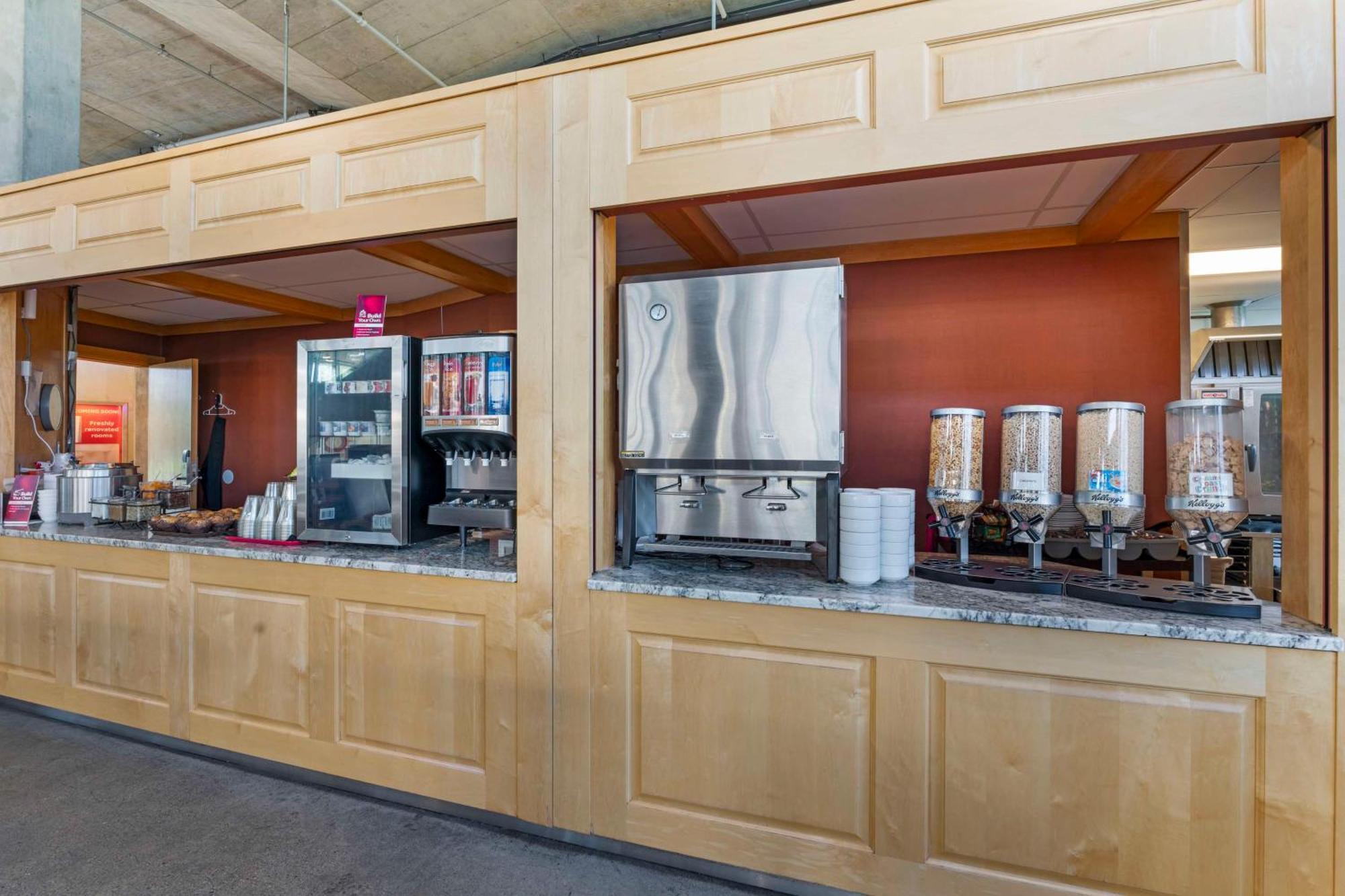 Best Western Plus Kelowna Hotel & Suites Eksteriør billede