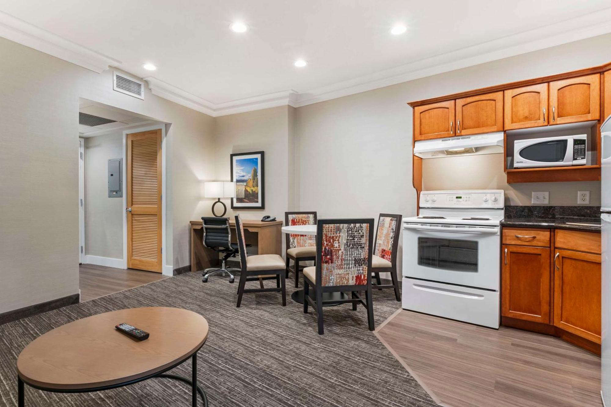 Best Western Plus Kelowna Hotel & Suites Eksteriør billede