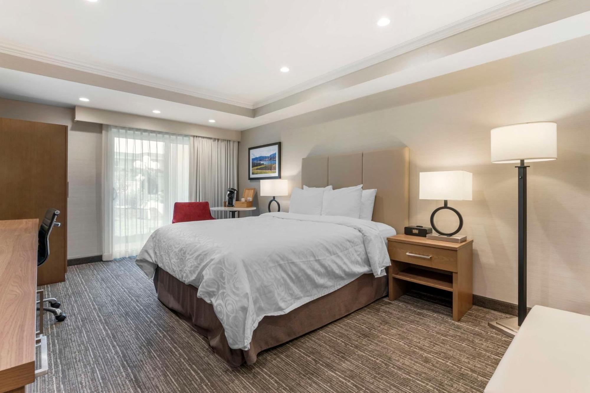 Best Western Plus Kelowna Hotel & Suites Eksteriør billede
