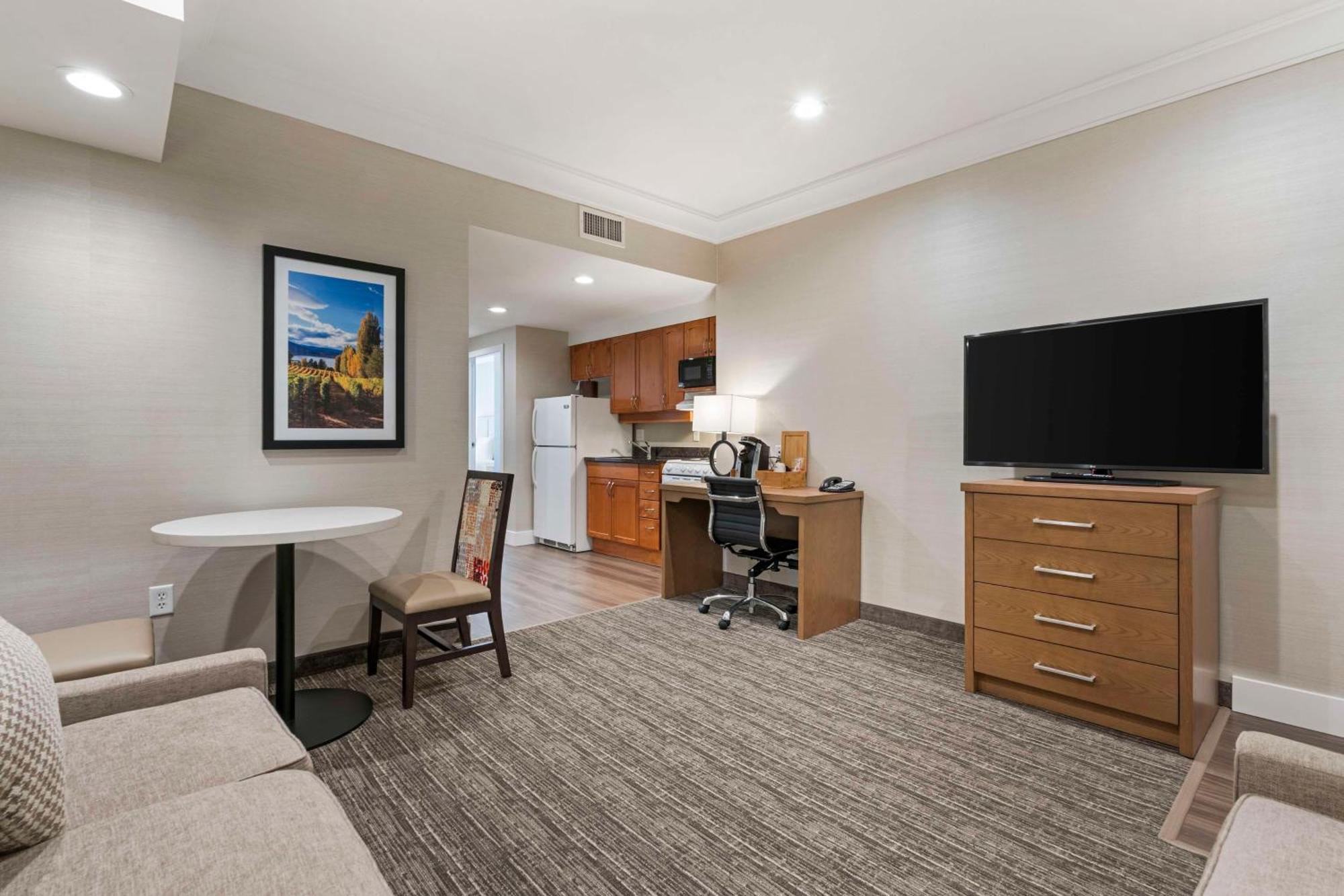 Best Western Plus Kelowna Hotel & Suites Eksteriør billede